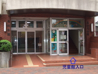 高松児童館の入り口です。向かって右側から入り、階段を上ってください。