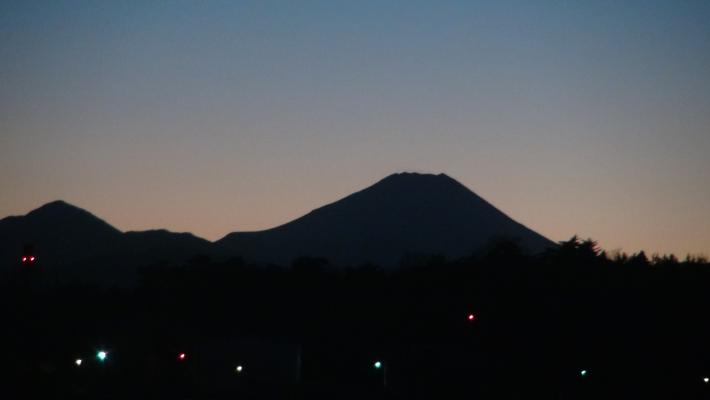 夕暮れ時に撮影された富士山の写真