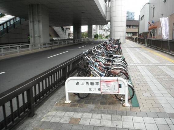 写真：柴崎体育館駅下自転車仮置場