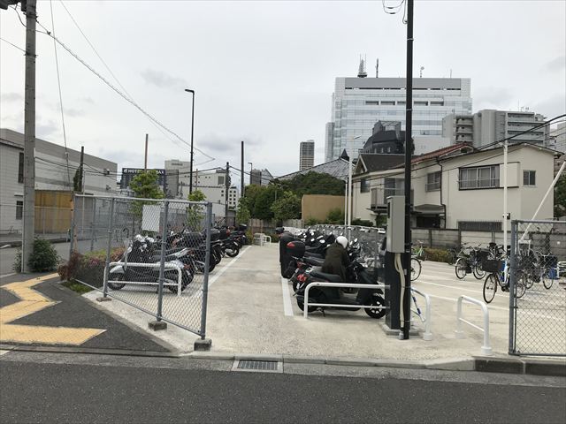 写真:原動機付自転車置き場