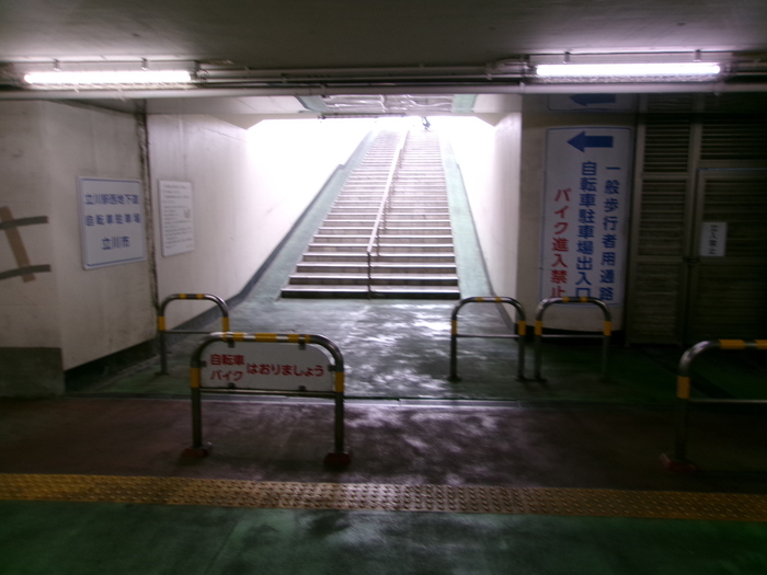 写真：自転車駐車場出入口