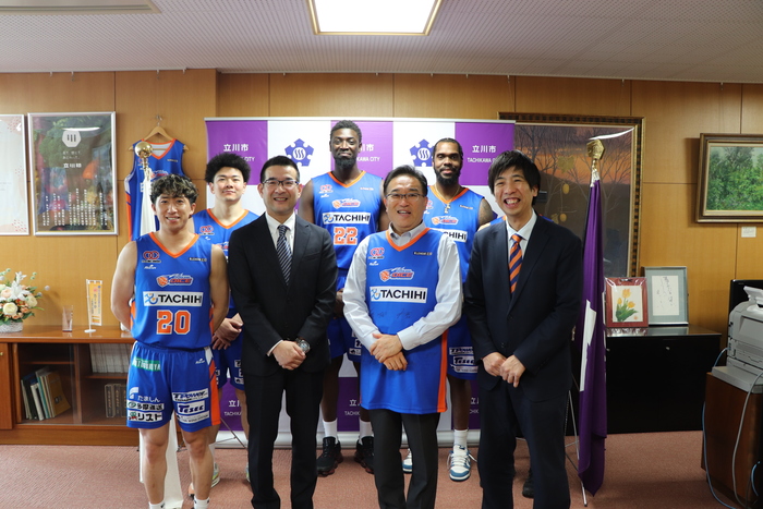 酒井市長と立川ダイスの皆様の集合写真