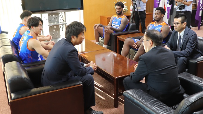 市長と選手の歓談の様子