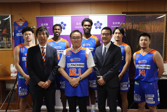 代表取締役の原宏樹社長、選手、市長の集合写真