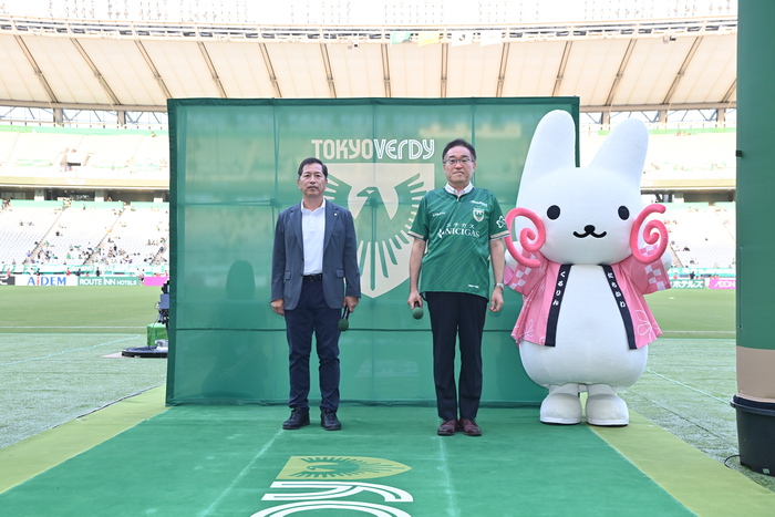 セレモニー時の集合写真(左から中村考昭代表取締社長、市長、くるりん)