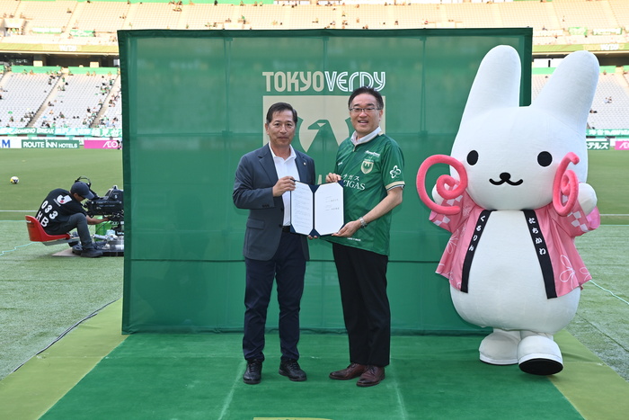 セレモニー時の集合写真(左から中村考昭代表取締社長、市長、くるりん)