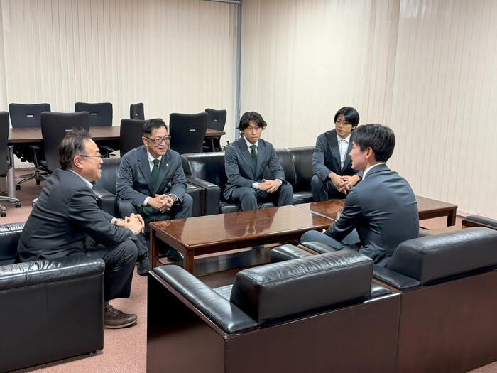 市長と副社長、選手の談笑の様子