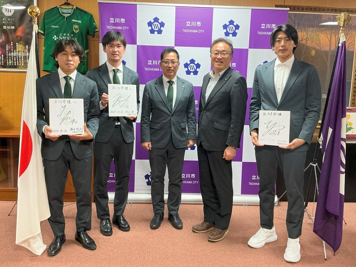 集合写真(左から新井悠太選手、平川怜選手、栗田大輔副校長、市長、長沢祐弥選手)