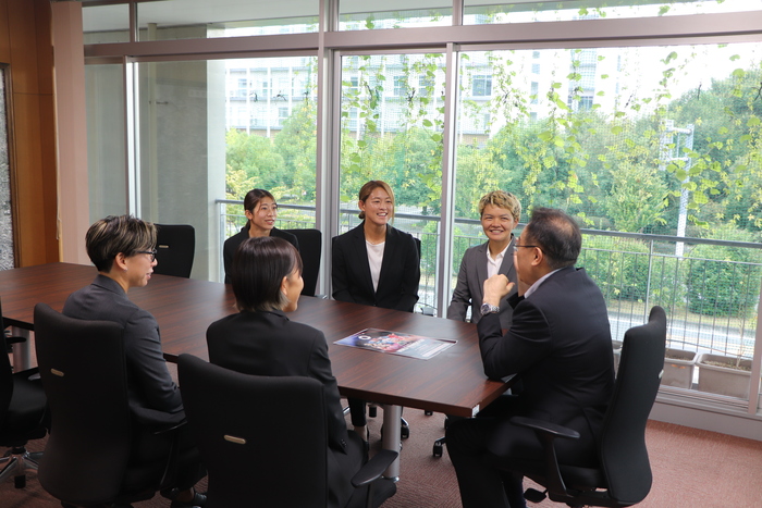 市長と選手の歓談の様子
