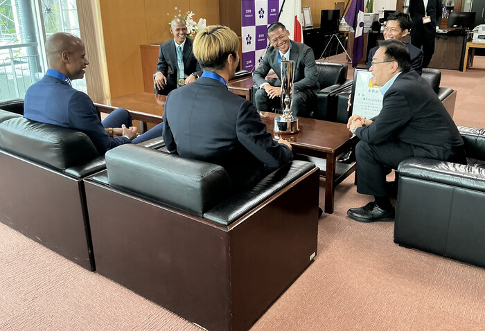 選手と市長の歓談の様子