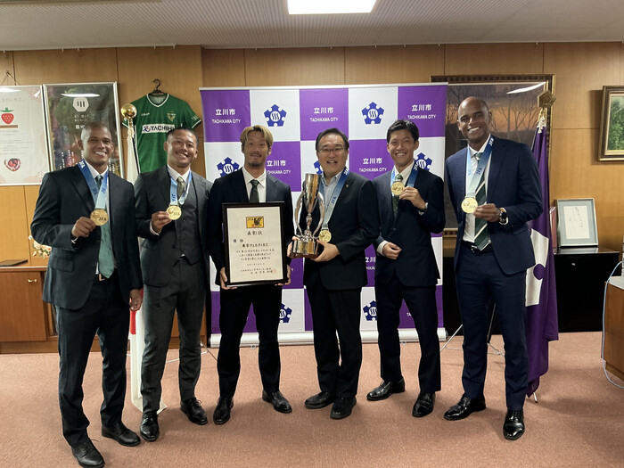 選手と市長の集合写真(左からマテウス・ロペス選手、大槻陽平選手、大場崇晃選手、市長、見山龍之介選手、茂怜羅オズ選手)