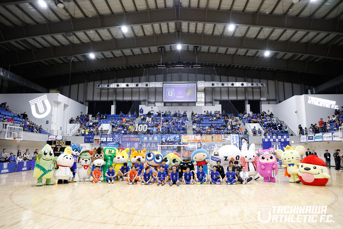 マスコットと選手の皆さんの集合写真