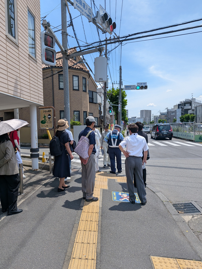 第二小学校での通学路合同点検時の写真