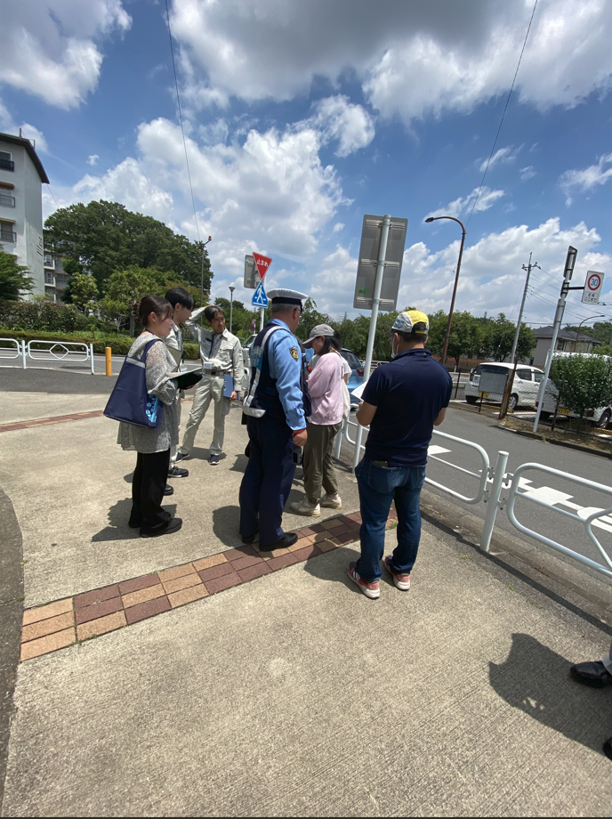 若葉台小学校での通学路合同点検時の写真