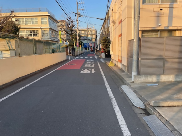 写真：小学校東側道路(スクールゾーン)（対策実施後）