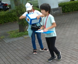 写真：街頭調査をする子どもの様子