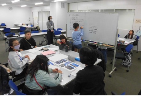 写真：子どもたちが話し合っている様子