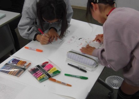 写真：子どもたちがポスターを作成している様子