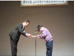 写真:子どもが市長へ提案書を渡す様子