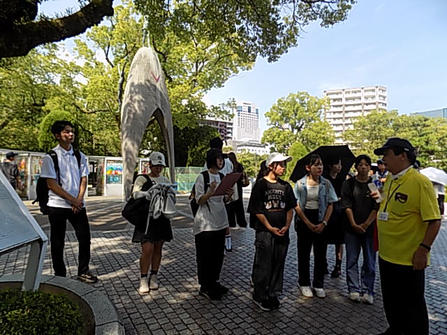 写真：原爆の子の像の前で