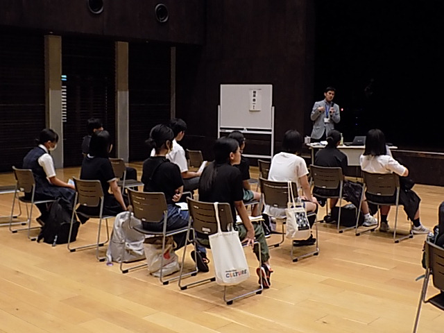 写真：柴崎学習館での事前学習の様子