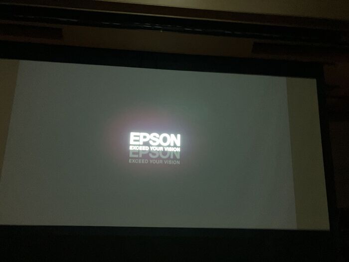 （参考画像1）客席照明なし、背景黒の投影