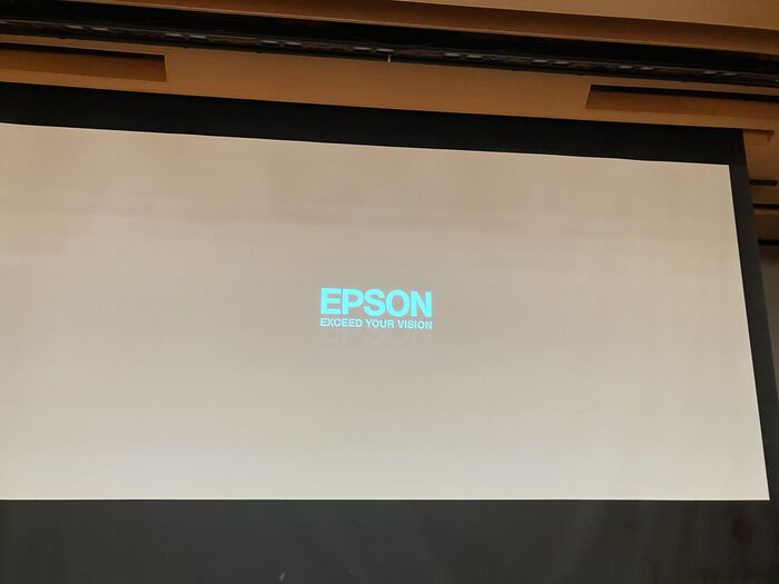 （参考画像2）客席照明あり、背景黒の投影