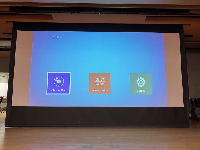 （参考画像3）客席照明あり、背景黒以外の投影