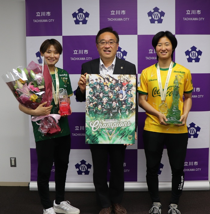 市長と選手の写真(左から土方摩椰選手、市長、野田にな選手)