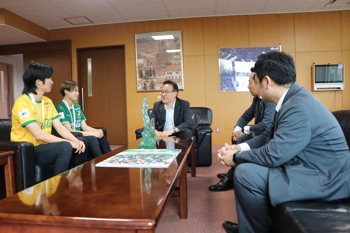 市長と選手の談笑の様子