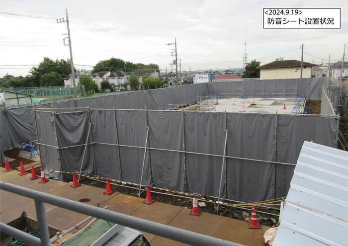 （仮称）砂川学習館・地域コミュニティ機能複合施設の工事現場です。防音シートが設置されています。