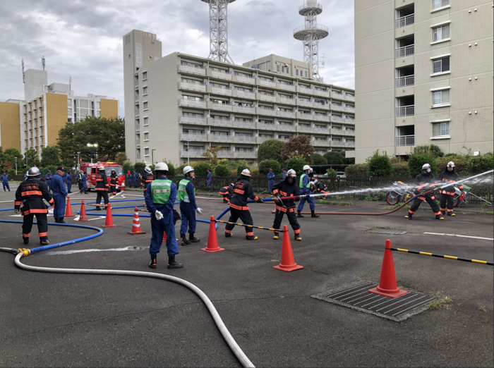 立川市消防団員が放水している様子を遠目から写したもの