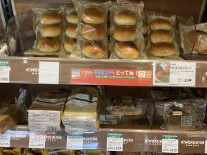 パンの商品棚に掲示されたポップの写真