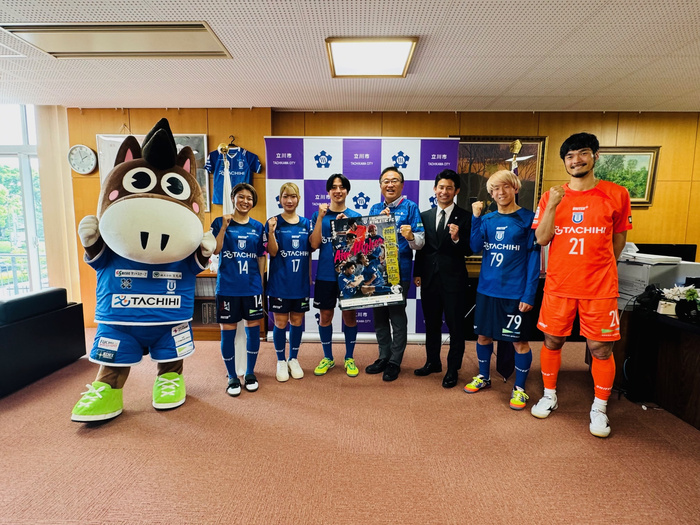 （写真）立川アスレの皆さんがシーズン開幕を控え、選手の皆さんが立川市役所にいらっしゃいました（令和7年5月15日）