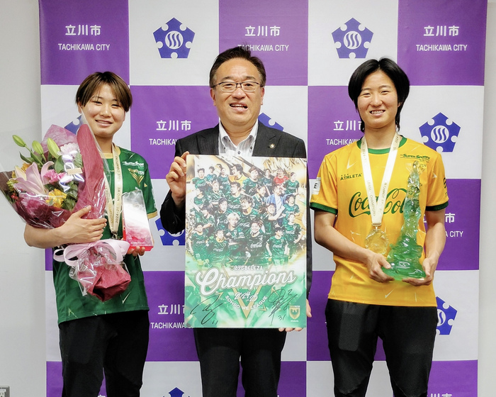 写真：日テレ東京ヴェルディベレーザの皆さんと市長（令和7年5月29日）