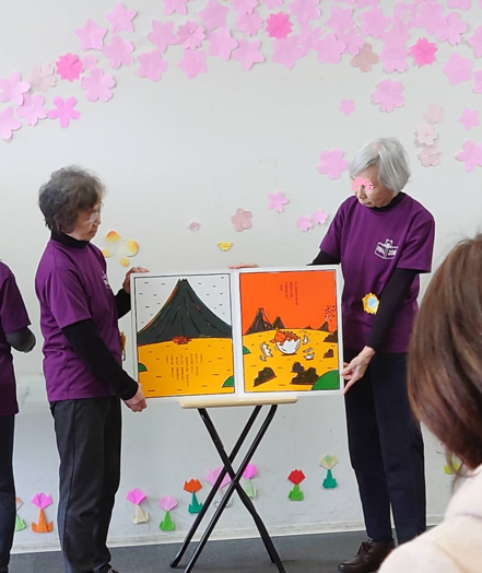 絵本の読み聞かせの様子