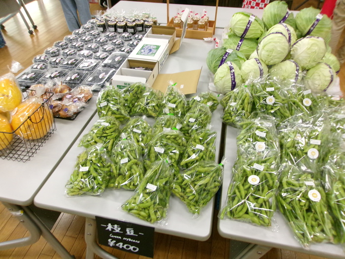 花果野マルシェで並ぶ枝豆の写真