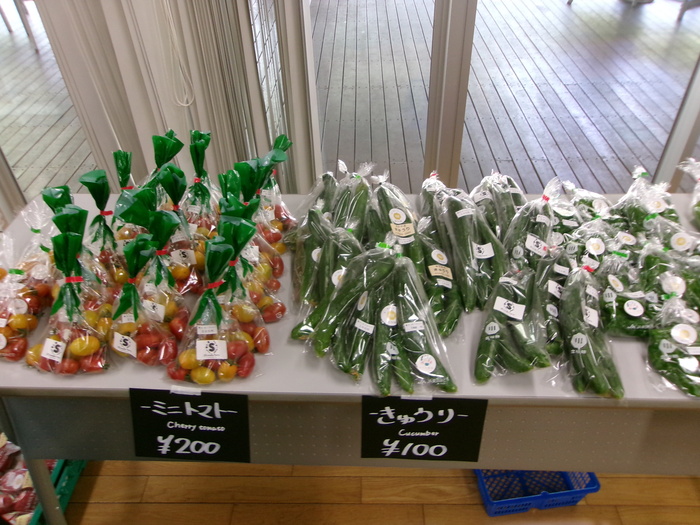 花果野マルシェで並ぶミニトマトの写真