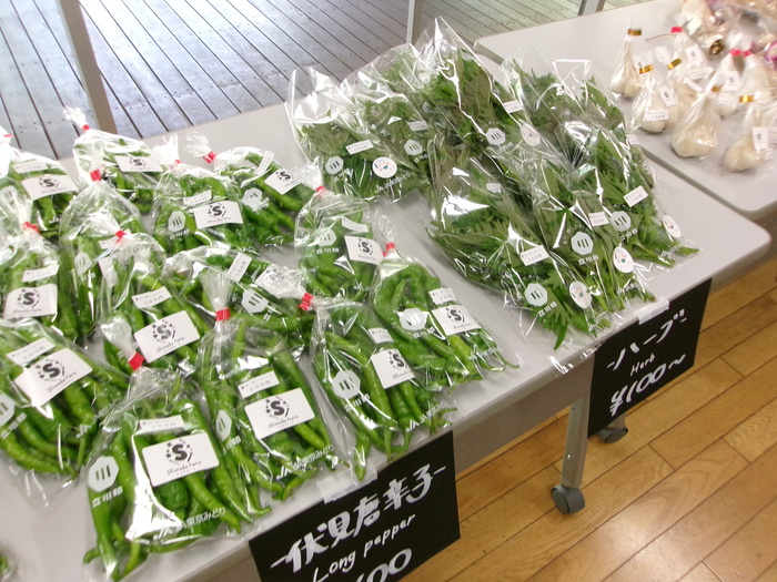花果野マルシェで並ぶ唐辛子の写真