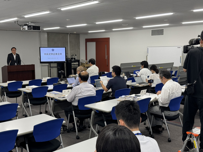 令和7年8月26日に実施した定例記者会見の様子