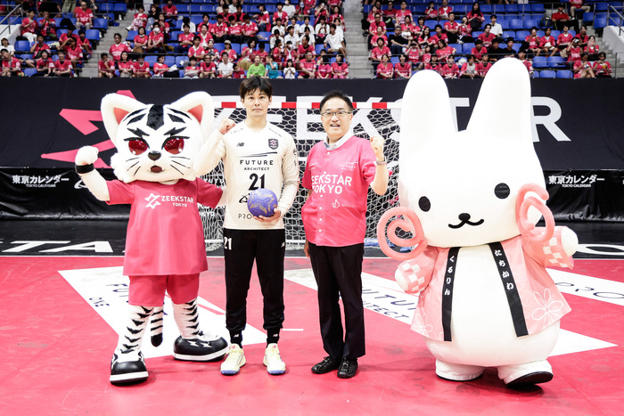 選手と市長とマスコットの集合写真(左からジスター、選手、市長、くるりん)