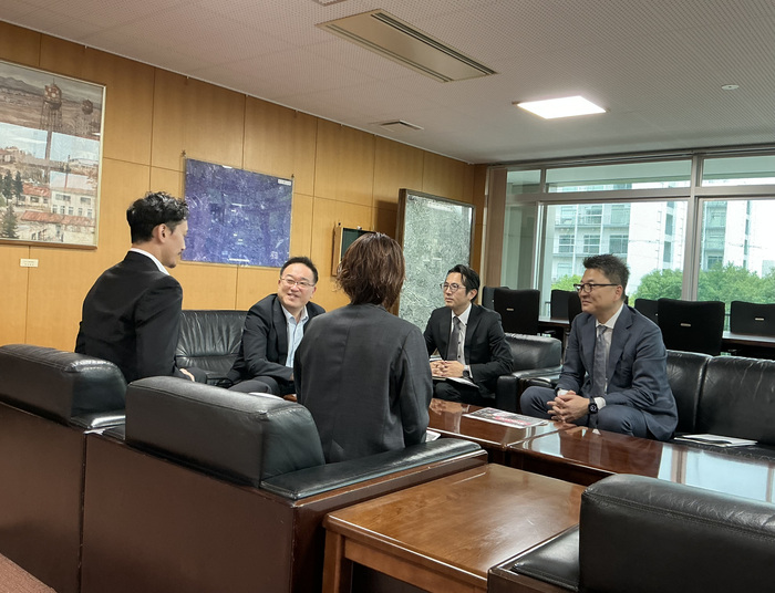 市長とジークスター東京の皆さまが歓談する様子