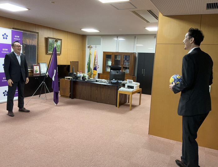 監督が市長に投球する様子