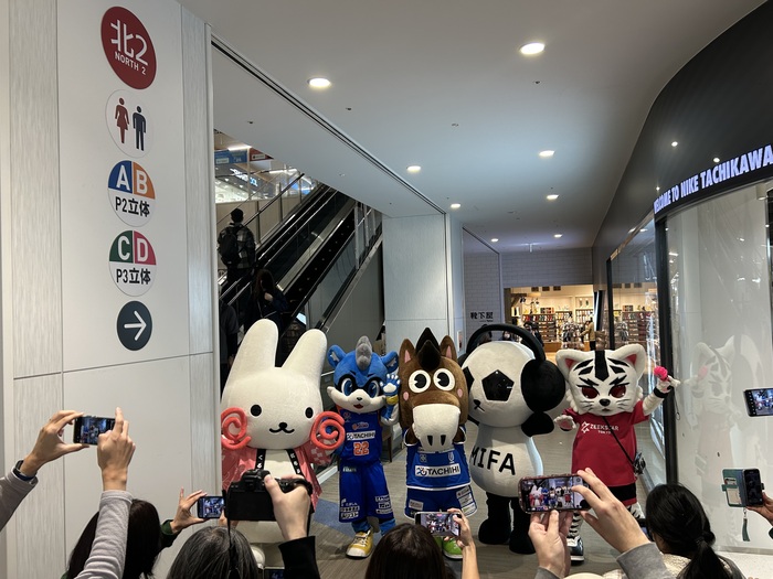 キャラクター5体で館内をお散歩する様子