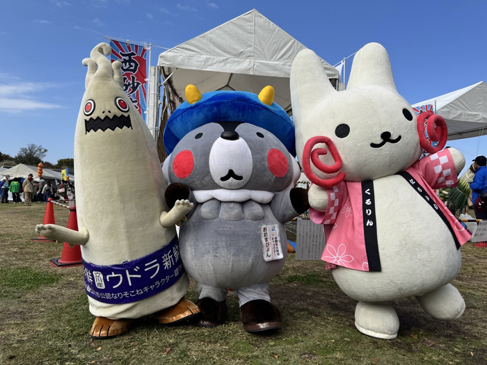 宝船の前で撮影するキャラクターたち