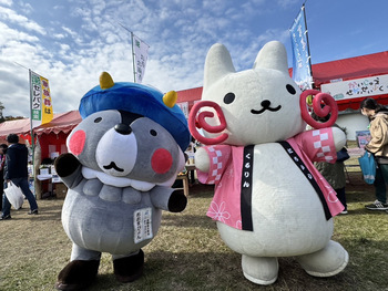 出店ブースを盛り上げるくるりんとおおまぴょん
