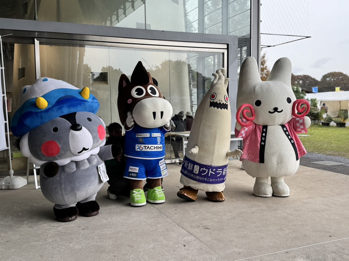 雨の中、屋根の下で盛り上げるキャラクターたち