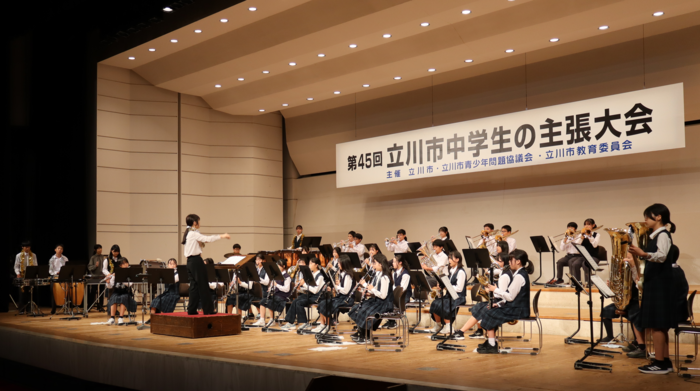 写真：立川第一中学校吹奏楽部による演奏が響き渡る様子