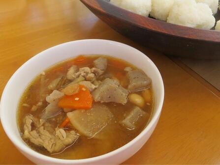 写真：完成した豚汁と塩むすび