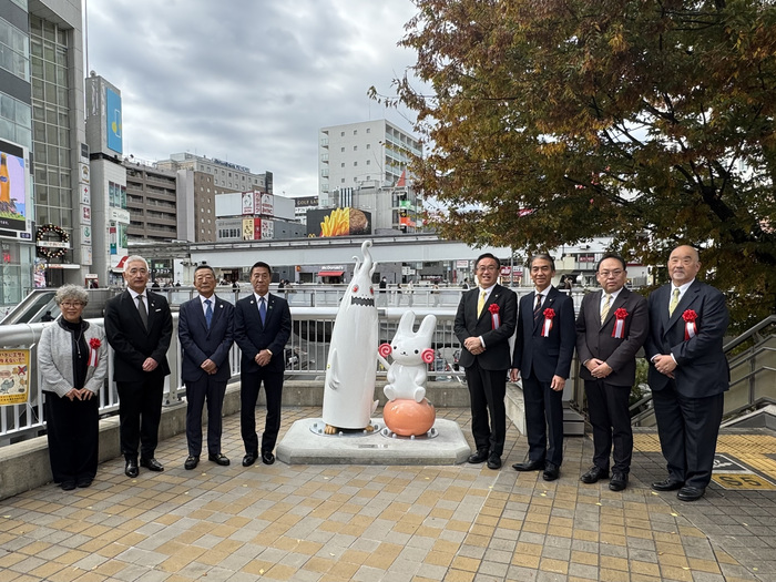 立川駅南口ペデストリアンデッキ上に設置されたモニュメント除幕式の様子